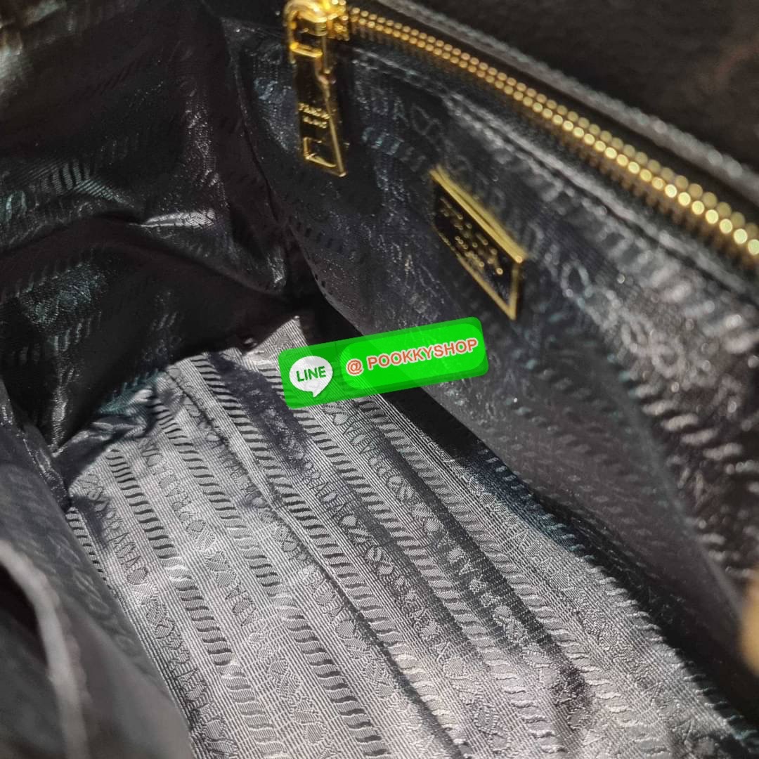 Hot item Prada leather bag กระเป๋าถือ/สะพายล่าสุด จากเคาน์เตอร์ dutyfree ที่ดีไซน์เรียบหรู หนังวัวฟอกสี สวยคมชัด เต็มไปด้วยดีเทลน่าใช้ สายคล้องไหล่ที่สามารถถอดออกได้ เพื่อใช้สายยาวสะพายข้างเส้นเดียว หรือจะใส่ไว้ทั้งคู่ก็อัพเกรดลุคดูแพงได้ ปากกระเป๋ามีฝากร