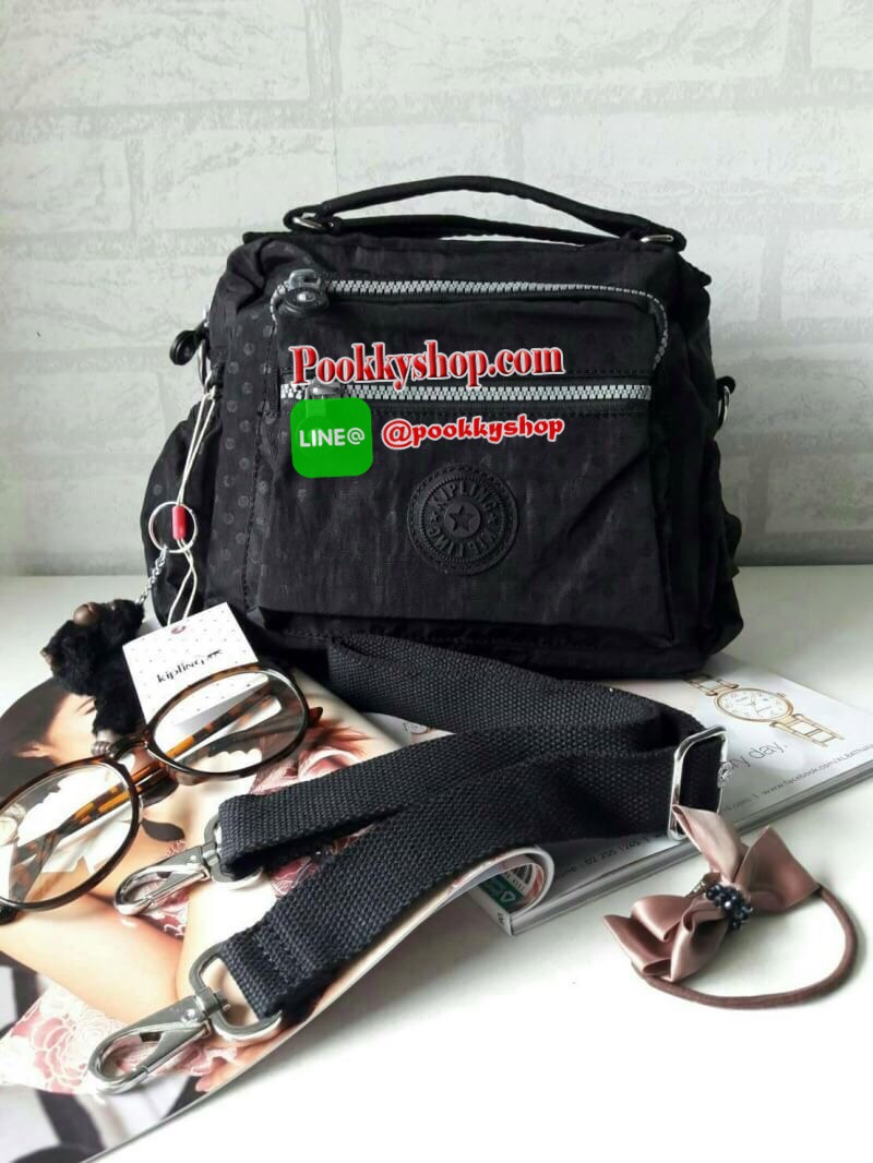 พร้อมส่ง Kipling Shoulder Bag k15828 รุ่นMulti funtion ที่สาวๆรอคอย!!! เพราะใบนี้สามารถปรับการใช้งานได้หลายเเบบทั้งสะพายข้างได้ แบบครอสบอดี้ได้ หรือรวบสายเก็บปรับเป็นถือก็ยังได้ ผลิตจากวัสดุผ้าไนล่อนเมทาลิคอย่างดี กันน้ำระดับนึงเลยค่ะ ️ด้านหน้ามีช่องซิปถึ