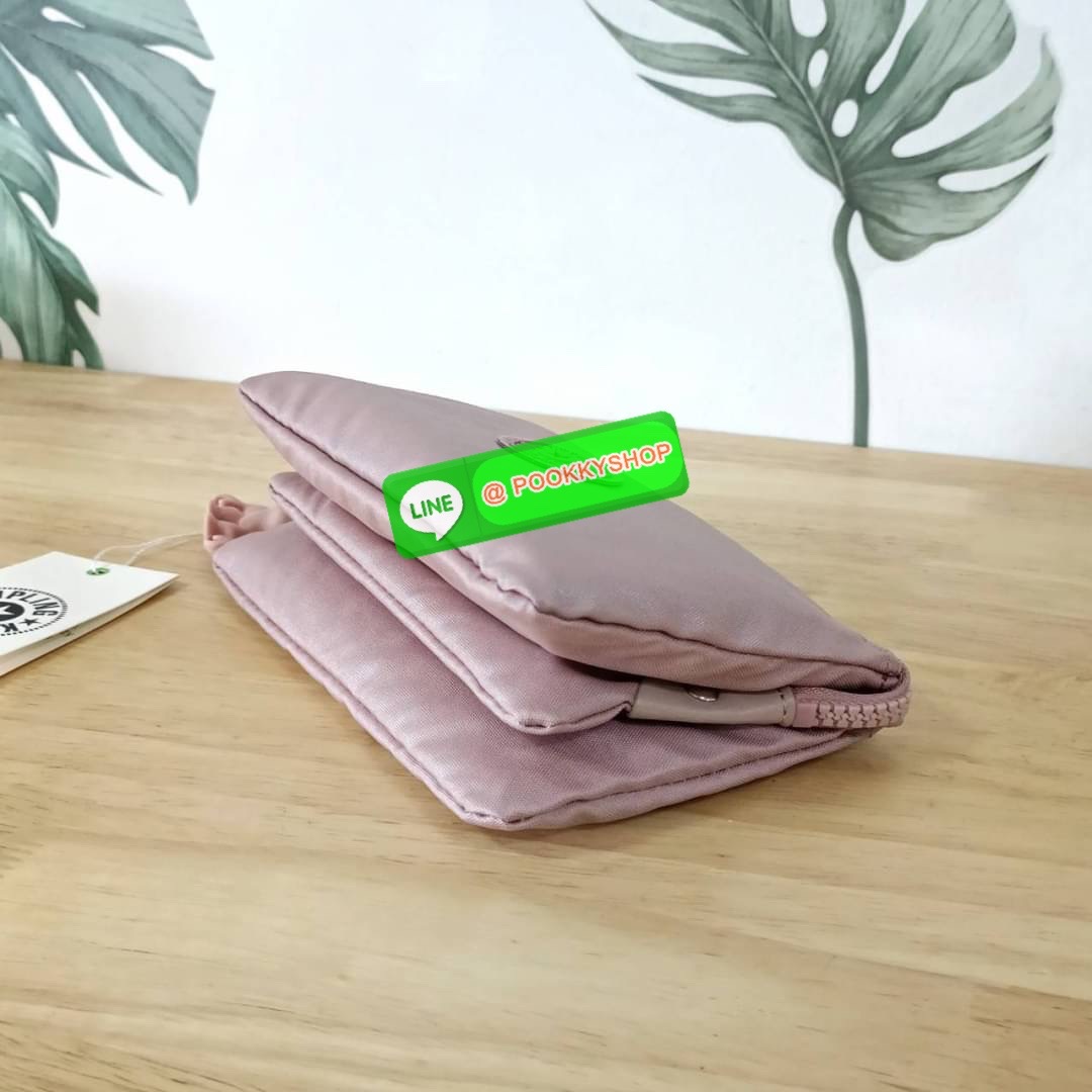 Kipling Creativity Large Pouch วัสดุ Nylon 100% กระเป๋าคล้องมือขนาดพอเหมาะ 7.25 นิ้ว พกพาสะดวก เปิด-ปิดด้วยซิปเดียวใช้งานง่าย ด้านในมีช่องกว้าง 2 ช่องและช่องซิปเล็กตรงกลางอีก 1ช่อง ใช้งานได้สะดวก สามารถใส่มือถือ 7.5 นิ้วได้ กุญแจรถ ธนบัตรได้ ล็อตนี้มาพร้อ