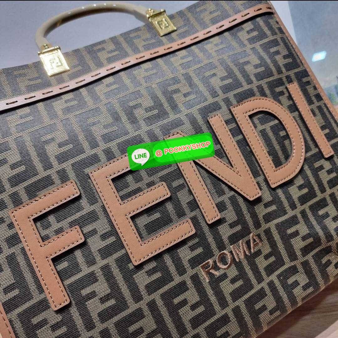 NEW IN!! FENDI SHOPPING TOTE BAG กระเป๋าถือ/สะพายไหล่ ทรงสวย หรู ดูโดดเด่น ดีไซน์ทันสมัย วัสดุผ้าท็อปแคนวาสปั๊มลายแบรนด์รอบใบ ภายในโล่งกว้างมาก มาพร้อมหูจับในตัวและสายสะพายไหล่ ใช้งานได้ 2IN1 ✔️ ใบนี้จุของได้เยอะมากๆ เหมาะกับสาวๆที่สัมภาระเยอะ หรือ