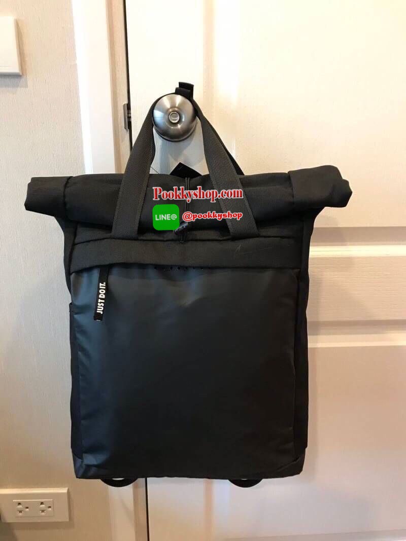 Nike Radiate Backpack เป้สะพายหลังที่โดดเด่นด้วยดีไซน์ส่วนใส่ของด้านบน และช่องกระเป๋ามากมายเพื่อให้เก็บของได้ไม่ตกหล่น วัสดุโพลีเอสเตอร์ 100% มีเปิดปิดถึง2ชั้น มีช่องใส่แล็ปท็อปช่วยปกป้องอุปกรณ์ของคุณ พร้อมกระเป๋าด้านหน้าที่เจาะรูด้วยเลเซอร์เพื่อเป็นช่องเ