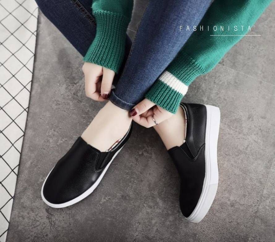 สลิปออนแบบหนังนิ่ม ใส่สบาย คล่องตัว งานสวยพร้อมส่งค่ะ รองเท้าแฟชั่นชิคๆ แต่งขอบยางยืดด้านข้าง เน้นความสบายในการสวมใส่ พื้น 1นิ้ว ใส่ง่ายเดินไม่เมื่อย ดีไซน์เน้นความเรียบง่ายใส่แมชเสื้อผ้าได้ทุกแนวจ้าา มีไว้ได้ใช้แน่นอน