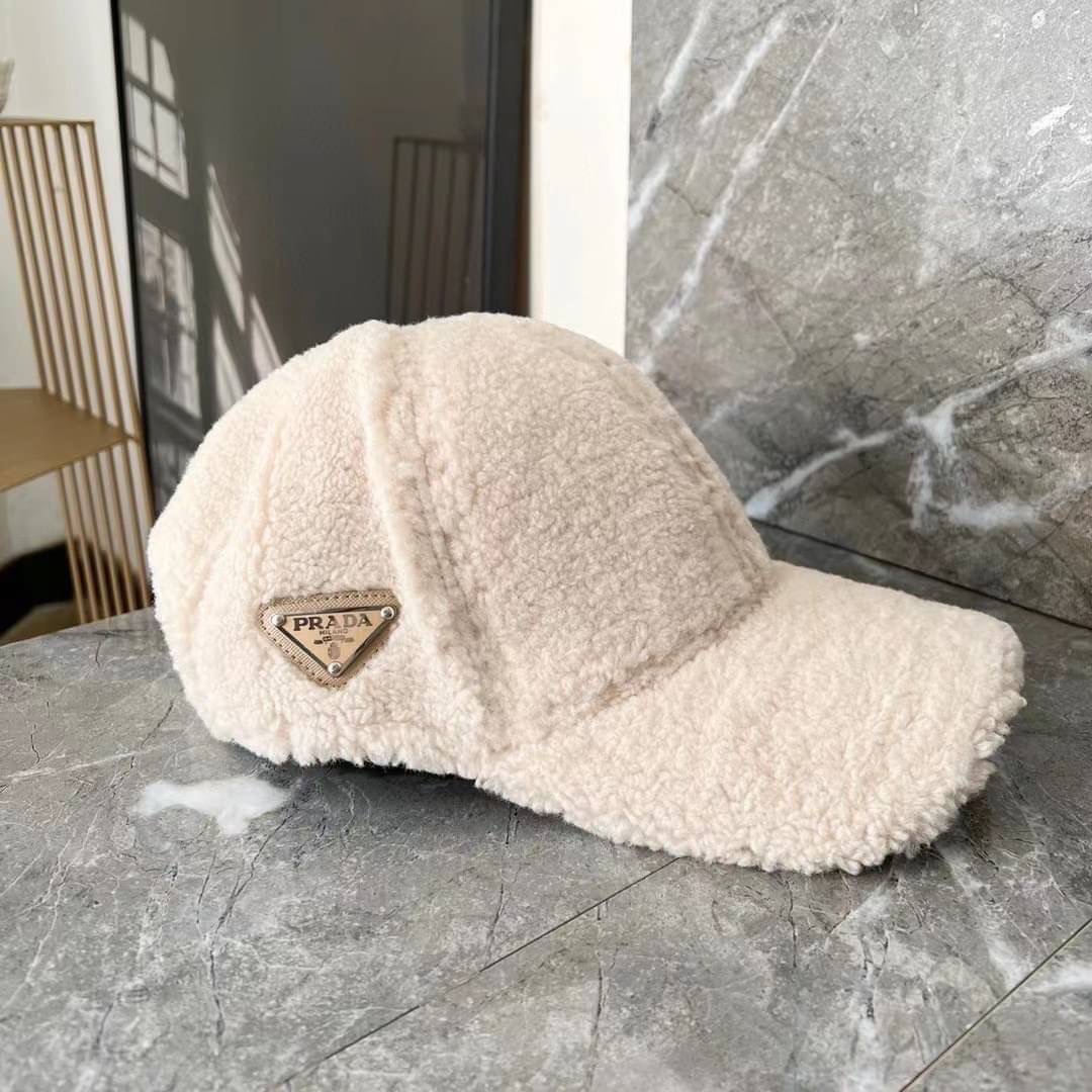 สาวก Prada ต้องจัดเลยจ้า หมวก cap ขนนุ่มทรงสวย ลุคคุณหนู แต่งโลโก้แบรนด์ สวยเท่ๆค่ะ สีคลาสสิคใส่ได้ตลอดเลยจ้า งานคุณภาพการันตี