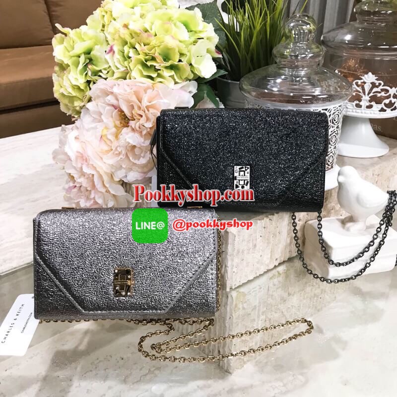 Don’t Miss! NEW! CHARLES & KEITH Embellished Turn-Lock Clutch กระเป๋าสะพายคลัชทรงกล่องรุ่นใหม่ชนช็อปวัสดุ Synthetic Leather มีเทคเจอร์สีเมทัลลิคดูมีดีเทล เปิดปิดด้วยตัวล๊อคปั้มแบรนด์ดีไซน์สวยหรู ด้านหลังประดับโลโก้ ภายในโล่งมีช่องซิปหัวซิปแบรนด์ ใส่มือถือ