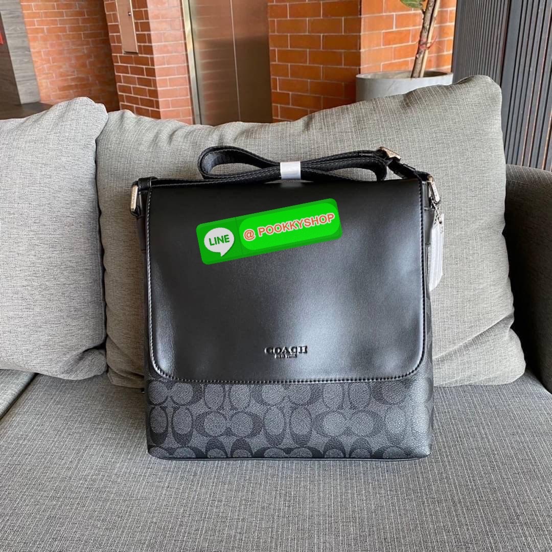 COACH CHARLES SMALL MESSENGER IN SIGNATURE (COACH F54771) กระเป๋าสะพายข้างใบใหญ่ เรียบหล่อดูดียกให้รุ่นนี้เลยคะ วัสดุแคนวาส ผสมหนังแท้อย่างดี อยู่ทรงสวย คุณภาพสุดๆ ฝาเปิดกระเป๋า ล็อคด้วยตัวล็อคแม่เหล็ก แน่นหนามากๆ ช่องด้านใน แยกเก็บของได้เป็นสัดส่วน มีหลา