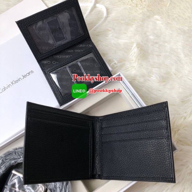 Calvin Klein Leather Belt & Wallet Set Setกระเป๋าสตางค์+เข็มขัด กระเป๋าสตางค์ด้านหน้าปั๊มชื่อแบรนด์ มีช่องใส่บัตร ช่องใส่ธนบัตร 2 ช่อง และช่องเก็บเหรียญ เข็มขัดหนังแท้ปั๊มแบรนด์ สามารถสลับใช้ได้ทั้ง 2 ด้าน เข็มขัดปรับระดับได้ 5 ระดับ มาพร้อมที่เจาะรูจ้า