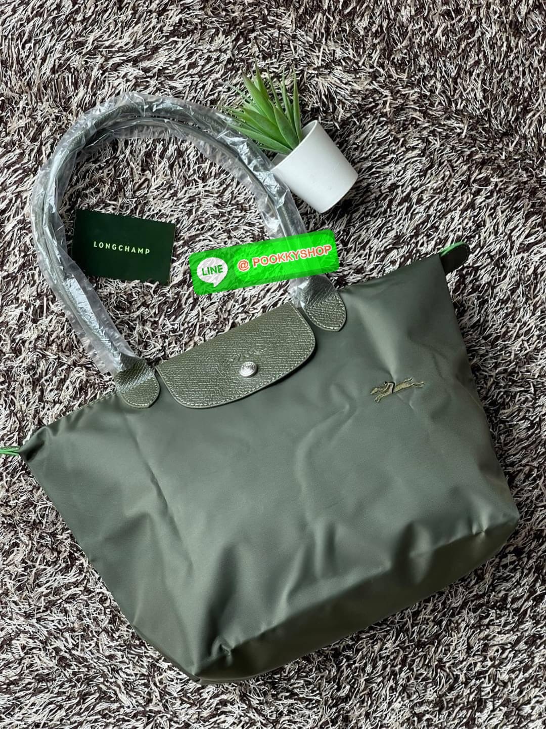 LONGCHAMP LE PLIAGE GREEN Shoulder bag S กระเป๋าใบนี้ดึงดูดใจคุณด้วยรูปทรงมินิมอลและกะทัดรัด หูกระเป๋าที่ยาวช่วยให้คุณสะพายไหล่ได้อย่างสบาย การปิดด้วยซิปช่วยให้มั่นใจได้ว่าสิ่งของทั้งหมดของคุณปลอดภัย Longchamp ดึงแรงบันดาลใจจาก origami สร้าง LE Pliage Gre