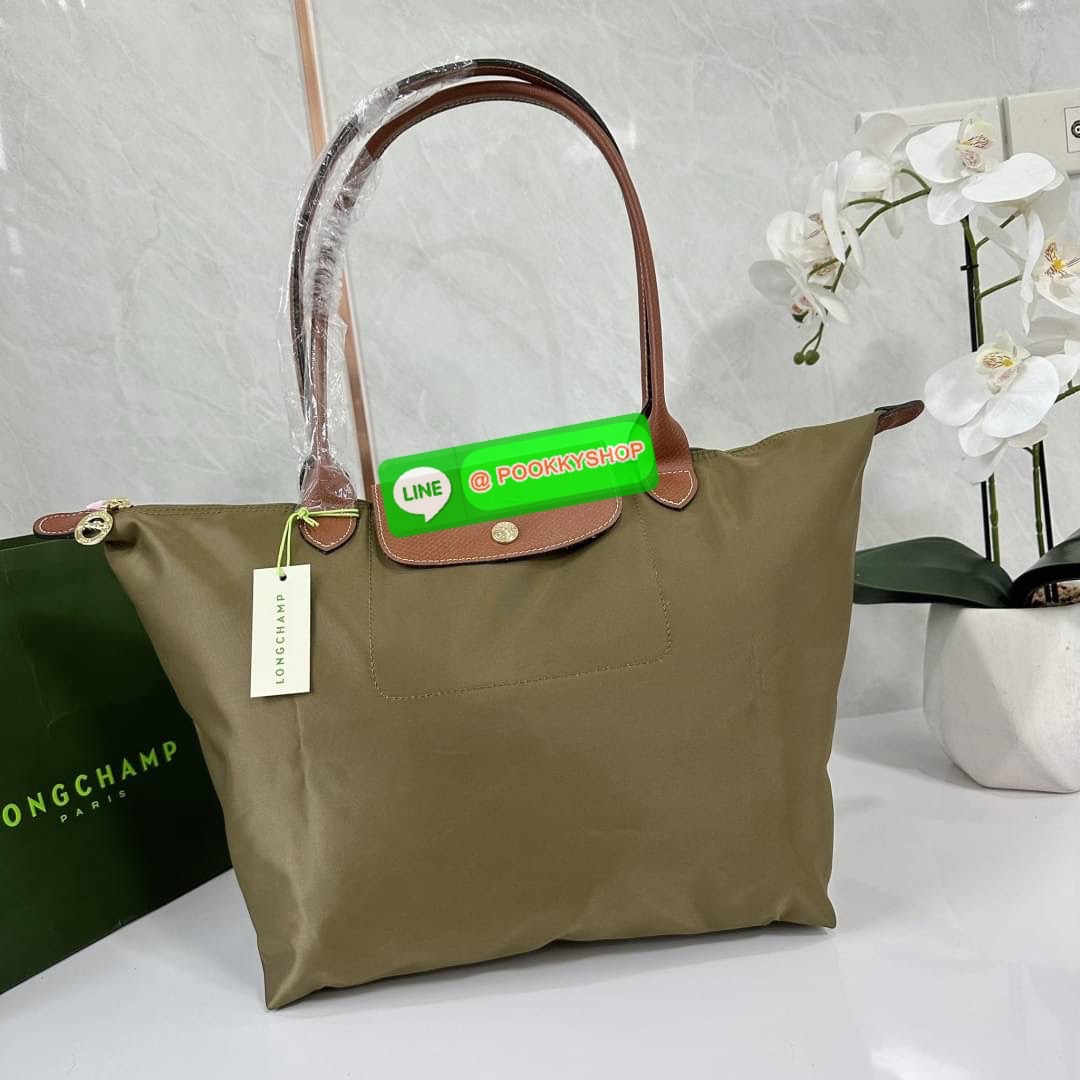 LONHGCHAMP LE PLIAGE ORIGINAL L TOTE BAG 🔖กระเป๋าสะพายไหล่ Le pliage ใบใหญ่ เรียบง่ายจุของได้เยอะ สามารถเก็บเอกสารหรือแล็ปท็อปได้คะ 🔖วัสดุ:ไนลอนเคลือบ 🔖เปิด-ปิดด้วยซิป ภายในกว้าง มีช่องลับแยกคะ 🔖สามารถพับเก็บได้พกพาสะดวกคะ