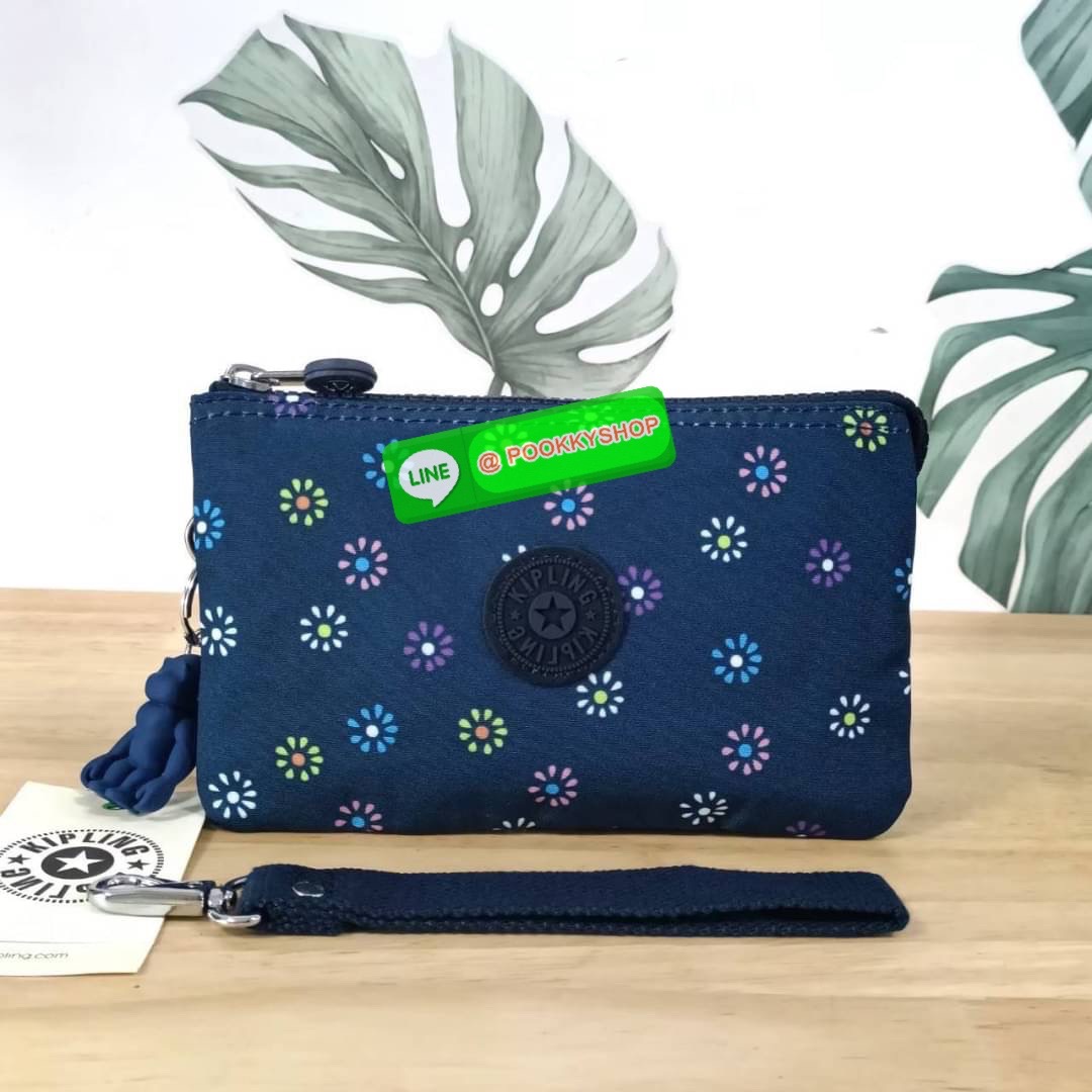 Kipling Creativity Large Pouch วัสดุ Nylon 100% กระเป๋าคล้องมือขนาดพอเหมาะ 7.25 นิ้ว พกพาสะดวก เปิด-ปิดด้วยซิปเดียวใช้งานง่าย ด้านในมีช่องกว้าง 2 ช่องและช่องซิปเล็กตรงกลางอีก 1ช่อง ใช้งานได้สะดวก สามารถใส่มือถือ 7.5 นิ้วได้ กุญแจรถ ธนบัตรได้ ล็อตนี้มาพร้อ