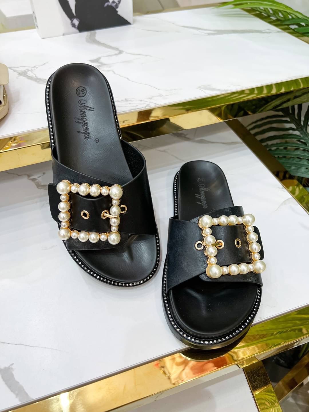 รองเท้าแตะรุ่นนี้บอกเลยว่าสวยมาก ด้านหน้ามีมุกประดับเป็นทรงสีเหลี่ยม ด้านข้างของรองเท้ายังมีเพรชเล็กๆติดรอบรองเท้าคือเริ่ดมาก เป็นรองเท้าแตะที่ไม่เหมือนใครมีดีเทล คู่นี้พลาดไม่ได้เลยนะคะ