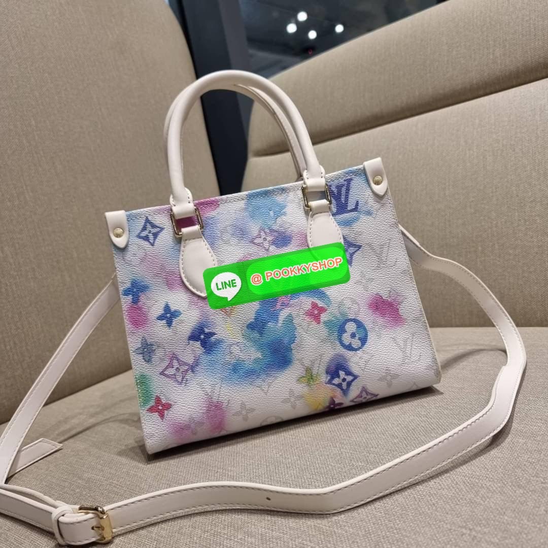 New in!! จากเคาน์เตอร์ dutyfree LV watercolor multi tote กระเป๋าทรงโท้ทคอลใหม่ ดีไซน์สดใส สบายตา ด้วยลวดลายเพ้นท์สีน้ำ ไม่ซ้ำใคร วัสดุหนังแคนวาส ทนทาน ที่มาพร้อมหูจับในตัว และสายสะพายข้าง ให้ปรับใช้ได้ทุกสไตล์ความชอบ ภายในโล่งกว้าง มีอะไหล่เกี่ยวที่ปากกระ