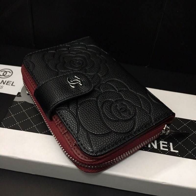 กระเป๋าสตางค์ ซิปรอบ ใบกลาง หนังคาเวียร์อะไหล่ทอง อะไหล่เงิน พร้อมส่ง งานเกรดพรีเมี่ยมปั้มทุกจุด ติดโลโก้ปั้ม ด้านในหลายช่อง ใส่นามบัตร ใส่รูปใส่เเบงค์ งานสวย เนี๊ยบสุด พร้อมกล่องเเบรนด์สีดำเรียบหรู