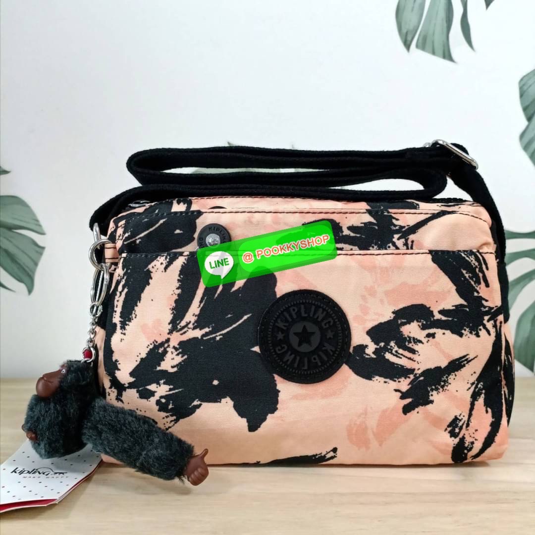 KIPLING Mini Crossbodybag กระเป๋าสะพายข้างขนาดกะทัดรัด ผลิตจากวัสดุ Nylon + ซับใน Polyester100% มีช่องใช้งานแยกย่อยมากถึง 4 ช่อง -ด้านหน้ามีช่องซิป 2 ช่อง -ช่องหลักโล่ง กว้าง จุของใช้ได้เยอะ -ด้านหลังมีช่องซิปอีก 1 ช่อง มาพร้อมพวงกุญเเจลิง สายสะพายยาวสมาร