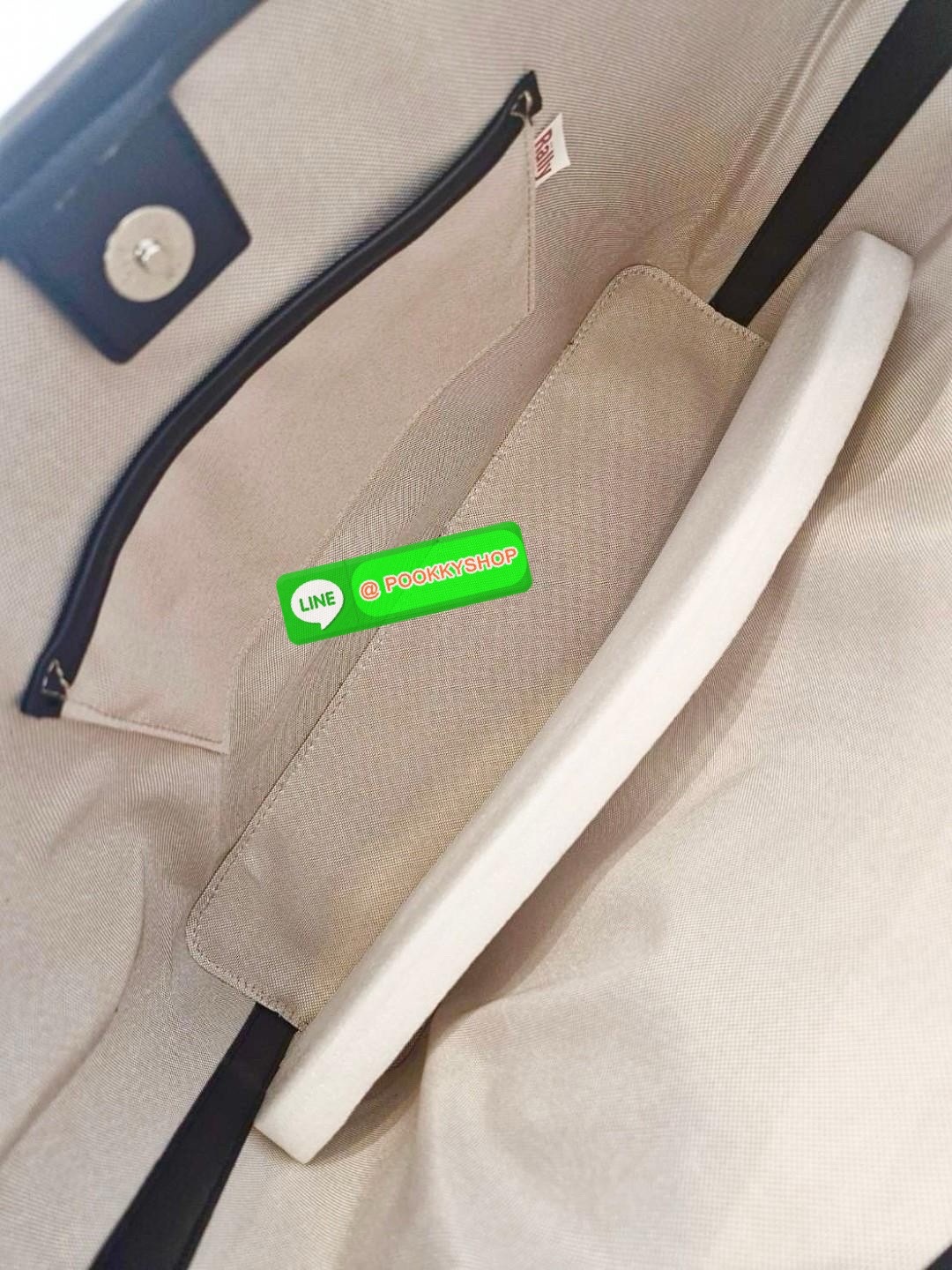 พร้อมส่งแล้ววันนี้!! RALLY TOTE BAG หายากที่สุดในตอนนี้!! ตัวกระเป๋าทำจาก LIGHTWEIGHT DURABLE CANVAS มีน้ำหนักเบา และในส่วนของฐนกระเป๋าและหูกระเป๋าทำจากหนังวีแกน ซึ่งมีความแข็งแรง ทนทาน แถมยังรองรับน้ำหนักได้ดี โดยภายในกระเป๋าจะมีช่องใส่ของขนาดเล็กสำหรับจ