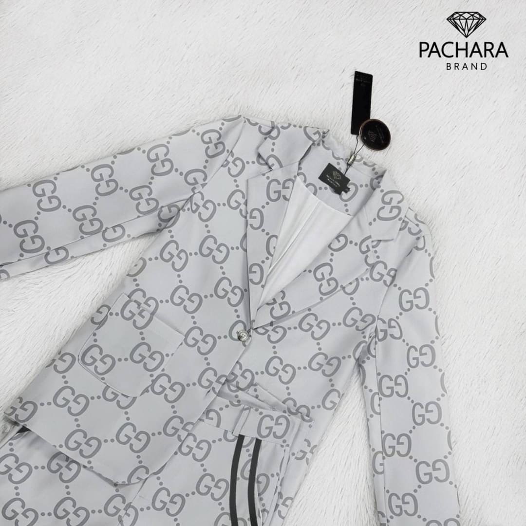 เซ็ต 2 ชิ้น เสื้อสูทแขนยาวสีเทาพิมพ์ลายแบรนด์ดังทั้งชุด แต่งกระเป๋าสองข้าง แมทช์คู่กับกางเกงขายาวเอวสูง เนื้อผ้าหนามีซับในอัดกาวอย่างดี งานซิปด้านหน้า รุ่นนี้แมทช์ง่ายใส่ได้หลายโอกาสเลยนะคะ