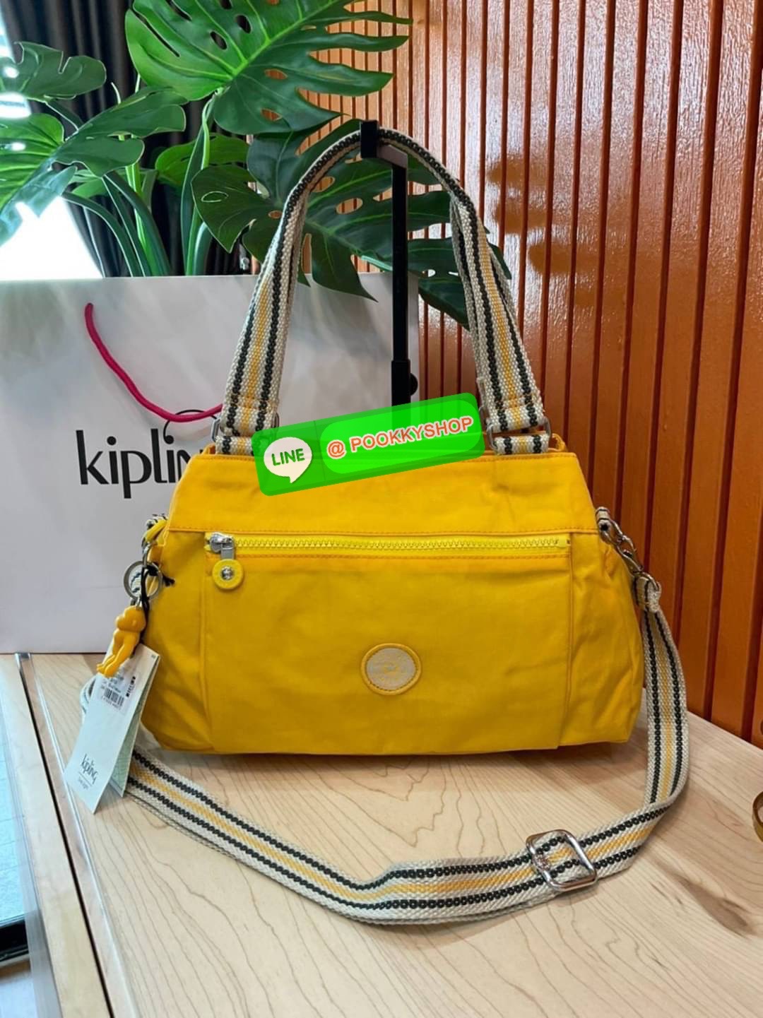 Kipling Damen Orelie Henkeltasche รุ่น K15257 กระเป๋าถือ/สะพาย Crossbody ขนาดกำลังดี หูกระเป๋ายาวสามารถคล้องบ่าได้ วัสดุpolymode100% ผ้ากันน้ำ กระเป๋ามีน้ำหนักเบา มีช่องซิป ด้านหน้า และ ด้านหลัง ภายในแบ่งเป็น 3 ช่องหลักใช้งาน ช่องซิปกลางแยกเป็นสัดส่วน จุข