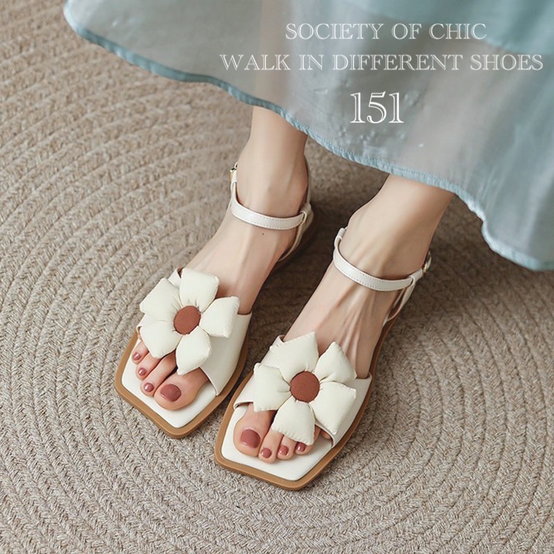 มาเพิ่มค่ะ‼️ รองเท้าแตะรัดส้น หลากสไตล์ ได้ทั้งความสวยและสบาย ที่สำคัญนอกจากดีไซน์น่ารัก สไตล์ลูกคุณหนู ปรับสายคาด ไปหน้า มาหลังได้ตามชอบ รัดส้นเพิ่มความกระขับ ใช้งานได้ตามที่ต้องการ คอมพลีทลุควันหยุดสบายๆ ให้ดูเก๋ไก๋แล้วยังสบายเท้ากว่าเดิม