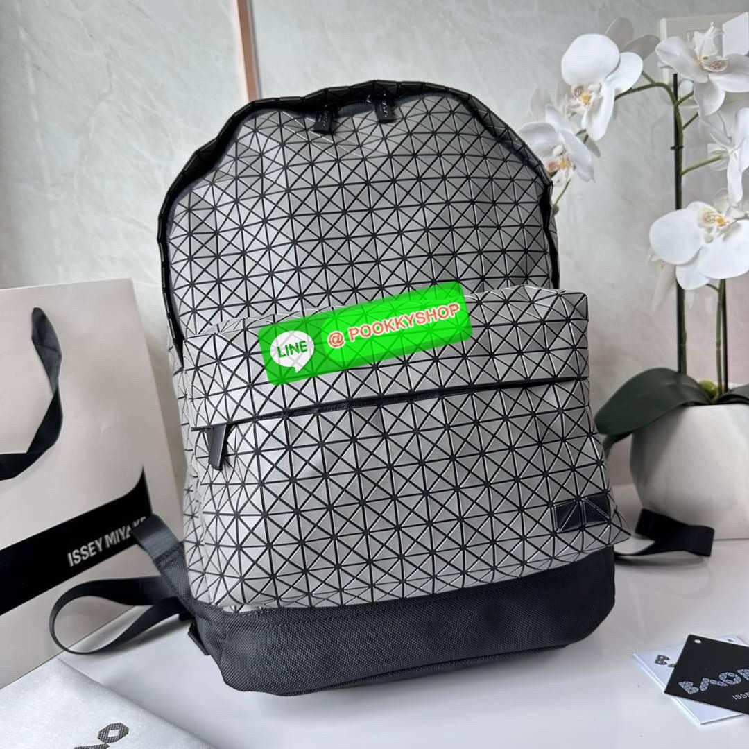 BAO BAO ISSEY MIYAKE KURO DAYPACK BACKPACK 🔖กระเป๋าเป้รุ่นฮอตทรงเรขาคณิตที่สุดในญี่ปุ่น KURO ภาษาญี่ปุ่นคือมาความเก๋ไก๋ เป็นกระเป๋าเป้ที่น้ำหนักแต่สามารถรับน้ำหนักได้ดี 🔖วัสดุ โพลียูรีเทน(Polyurethane) น้ำหนักเบา มีความแข็งแรง 🔖เปิ