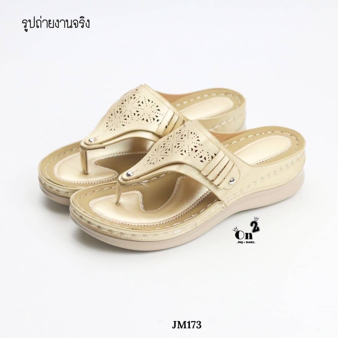 New....รองเท้าลำลองแบบหนีบดีไซน์สวยทั้งยังเป็นรองเท้าเพื่อสุขภาพด้วยค่ะ พื้นช่วยลดแรงกระแทกจากการเดินได้ดี ป้องกันการเดินแล้วเท้าพลิกได้ทำจากวัสดุคุณภาพดีมีกันลื่นแบบสวยดีต่อใจคะ ต้อง cf กันเลยจ้า