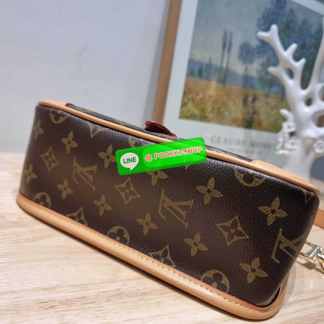 LV DIANE BAG 🔆 Details กระเป๋ามัลติฟังก์ชั่นสุดคุ้มจากเคาน์เตอร์ dutyfree ที่ดีไซน์ออกมาน่ารักน่าใช้มากๆ มีสายมาให้ถึง 2 แบบ สายหนังคล้องไหล่ได้ และสายสปอร์ตครอสบอดี้ได้ ปรับเปลี่ยนใช้ตามลุคแต่ละวันได้เลย