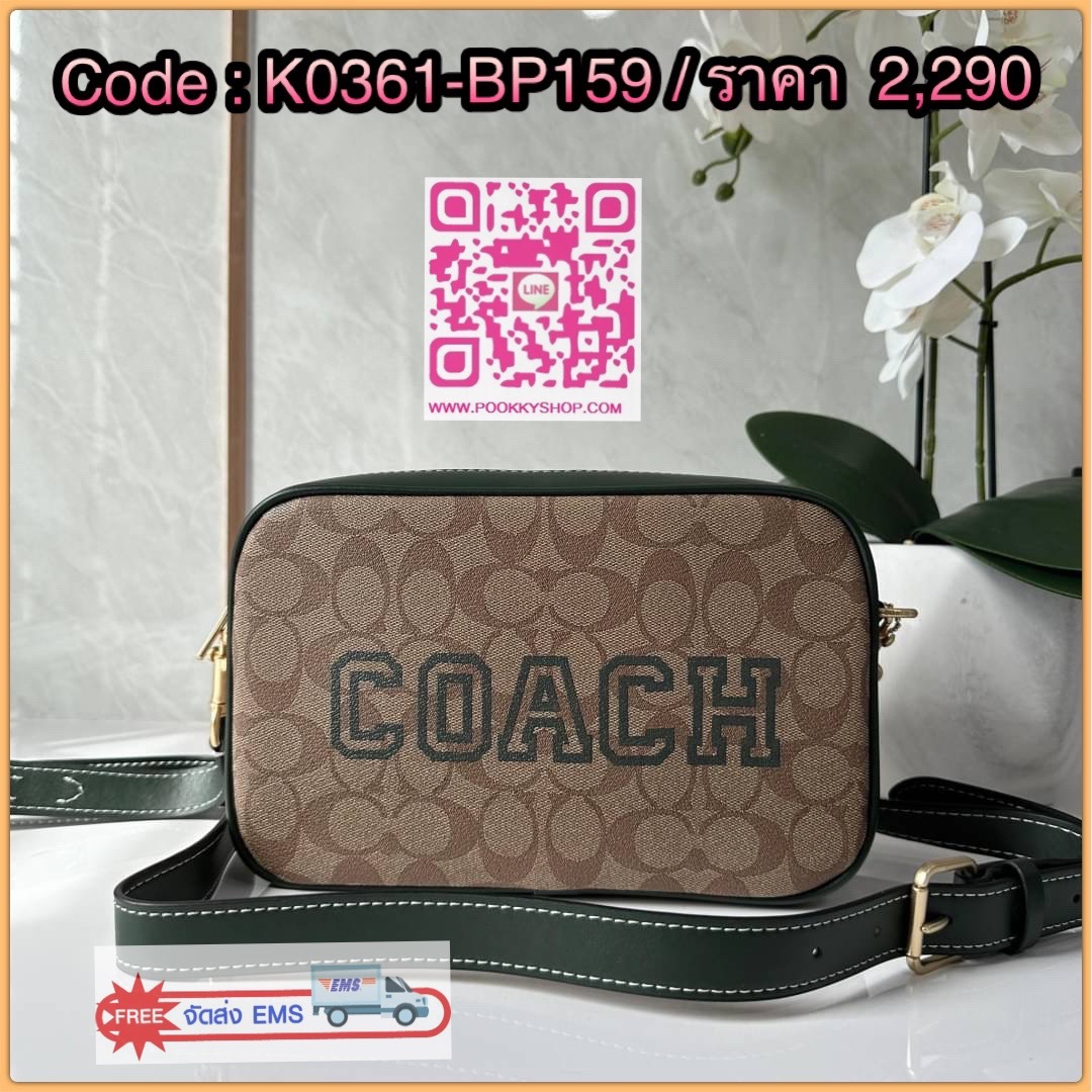 Coach Jamie Camera Bag In Signature Canvas With Varsity Motif (coach ce599) กระเป๋าสะพายข้าง ดีไซน์ยอดฮิตตลอด ไม่ตกเทรน วัสดุหนังแคนวาสตัดหนังแท้ เปิดปิดด้วยซิป ภายในช่องโล่งกว้างมีช่องแยกอเนกประสงค์สามารถใส่โทรศัพท์มือถือได้ทุกรุ่น สามารถใส่กระเป๋าสตางค์