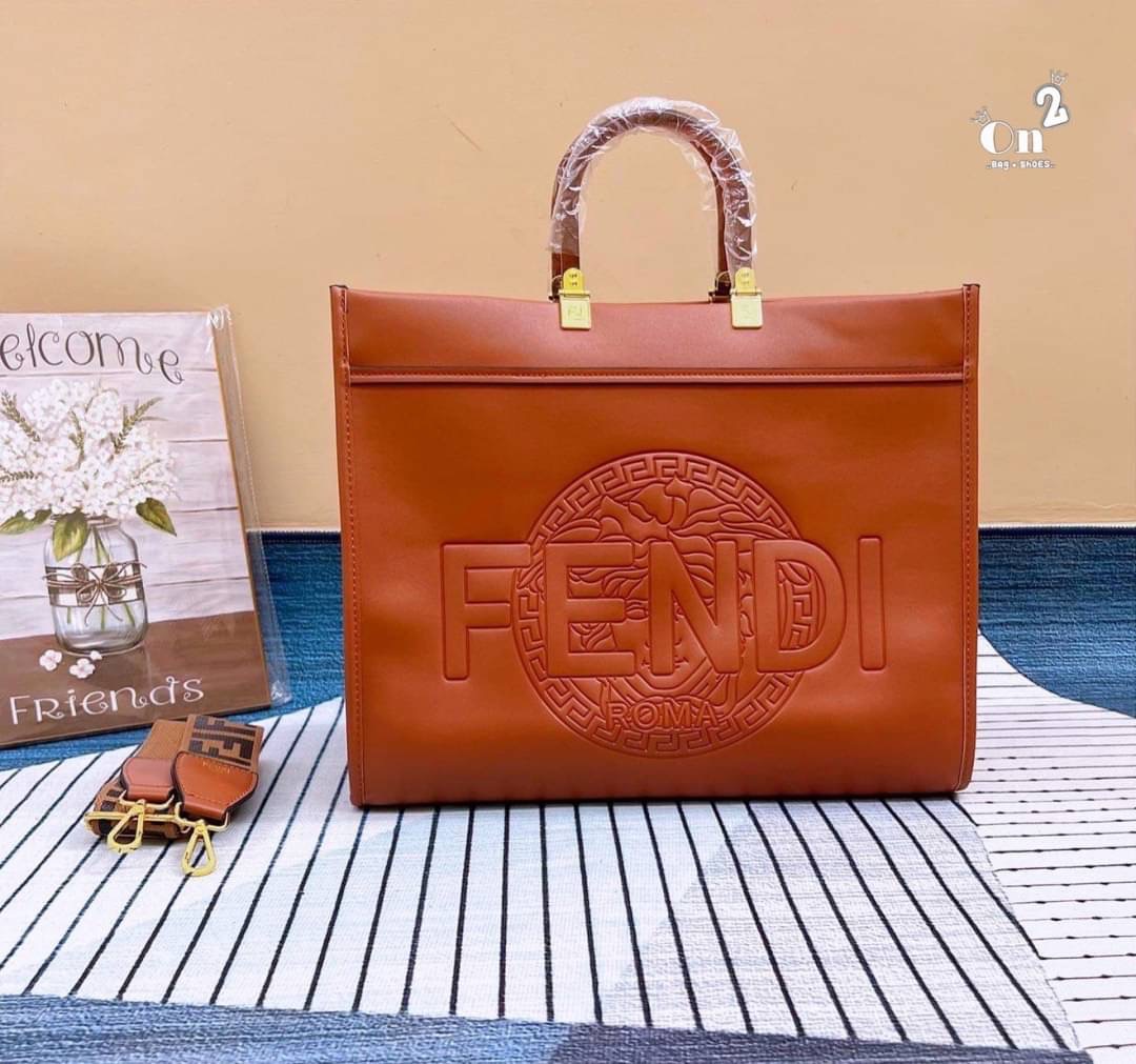 FENDI Shopping bag FENDI ทรง shoppingใบใหญ่ อะไหล่สีทองหรูหรา ใช้งานได้ทุกลุค เกรดงานสวย งานชนชอป ใช้ได้ Everyday Look เลยค่า