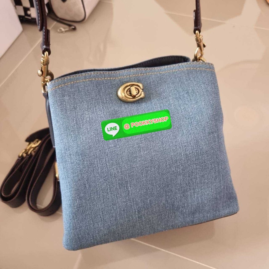 COACH CS241 WILLOW BUCKET BAG 🔆 Details ไอเท็มขายดี the best seller ที่สวยแบบมองไม่เลิก!! สวยแบบทำถึง!! กระเป๋าสะพายไหล่ทรงสวย ดีไซน์คลาสสิควินเทจ สีเดนิมดูโดดเด่น เปิดปิดด้วยตัวบิดล็อค และอีกฝั่งเป็นกระดุมแม่เหล็ก