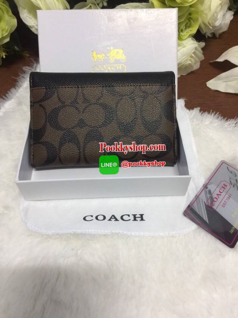 COACH รุ่น F32485 MEDIUM ENVELOPE WALLET IN SIGNATURE CANVAS (IMAA8s) กระเป๋าสตางค์สามพับ วัสดุ Siganture Coated Canvas เปิด-ปิดกระดุมแป๊ก ใส่บัตรได้มากกว่าสิบใบ ขนาดกำลังดี ดีไซต์โทนสีได้น่ารักมากๆ โลโก้สีทองประดับด้านหน้า น้ำหนักเบา สวยหรูตามสไตล์Coach