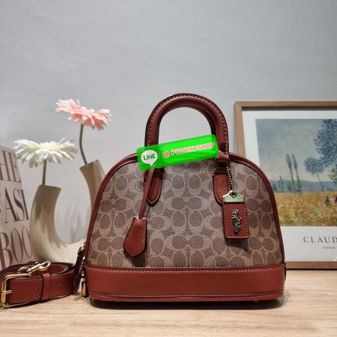 COACH CC411 REVEL BAG ใหม่ล่าสุด พร้อมสวยก่อนใคร กับกระเป๋าทรงโดมรุ่นใหม่ ที่สาวๆอดใจไม่ไหวแน่นอน สวยครบเครื่อง เกินต้านที่สุด รูปทรงคลาสสิค วัสดุหนังแท้เต็มใบ มือจับในตัว เลิศๆกับกุญแจที่ล็อคกันขโมยได้ เปิด-ปิดด้วยซิป ภายในโล่งกว้าง มีสายสะพายครอสบอดี้มา