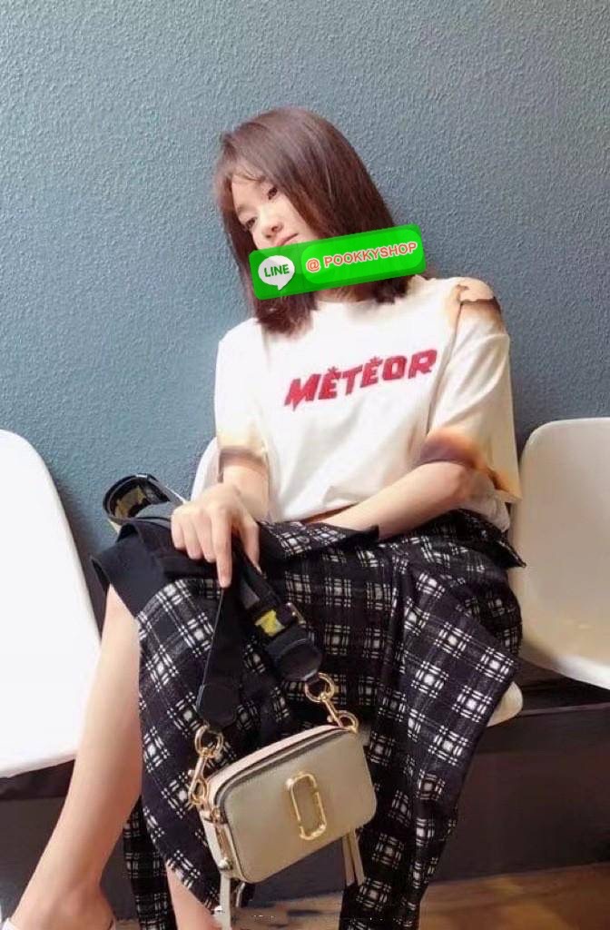 March Jacop Snapshot MJ Cross Body Bag กระเป๋าสะพายข้าง วัสดุหนัง Saffiano ด้านหน้าประดับด้วยโลโก้ J อันเป็นสัญลักษณ์ของแบรนด์ อะไหล่ทองหรูหรา มาพร้อมสายสะพายโลโก้แบบปรับได้ แบ่งเป็น2ช่องซิป ใบนี้คือเรียบหรูแต่ดูดีมาก ไม่ควรพลาดเลยค่า