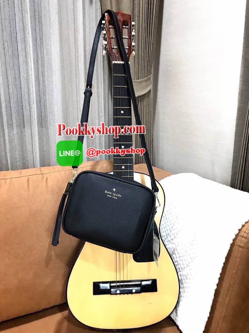 ReStock! รุ่นยอดนิยม Kate Spade NewYork Mini Leather Shoulder Bag กระเป๋าสะพายขนาดมินิหนังสวยหรูอยู่ทรงด้านหน้าประดับโลโก้สีทอง มาพร้อมหัวซิปพู่หนัง และสายสะพายยาวปรับระดับได้ ภายในมีโลโก้ ช่องซิปและช่องเล็ก ซับในสกรีนลายตามแบบฉบับของแบรนด์ ใส่กระเป๋าสตาง