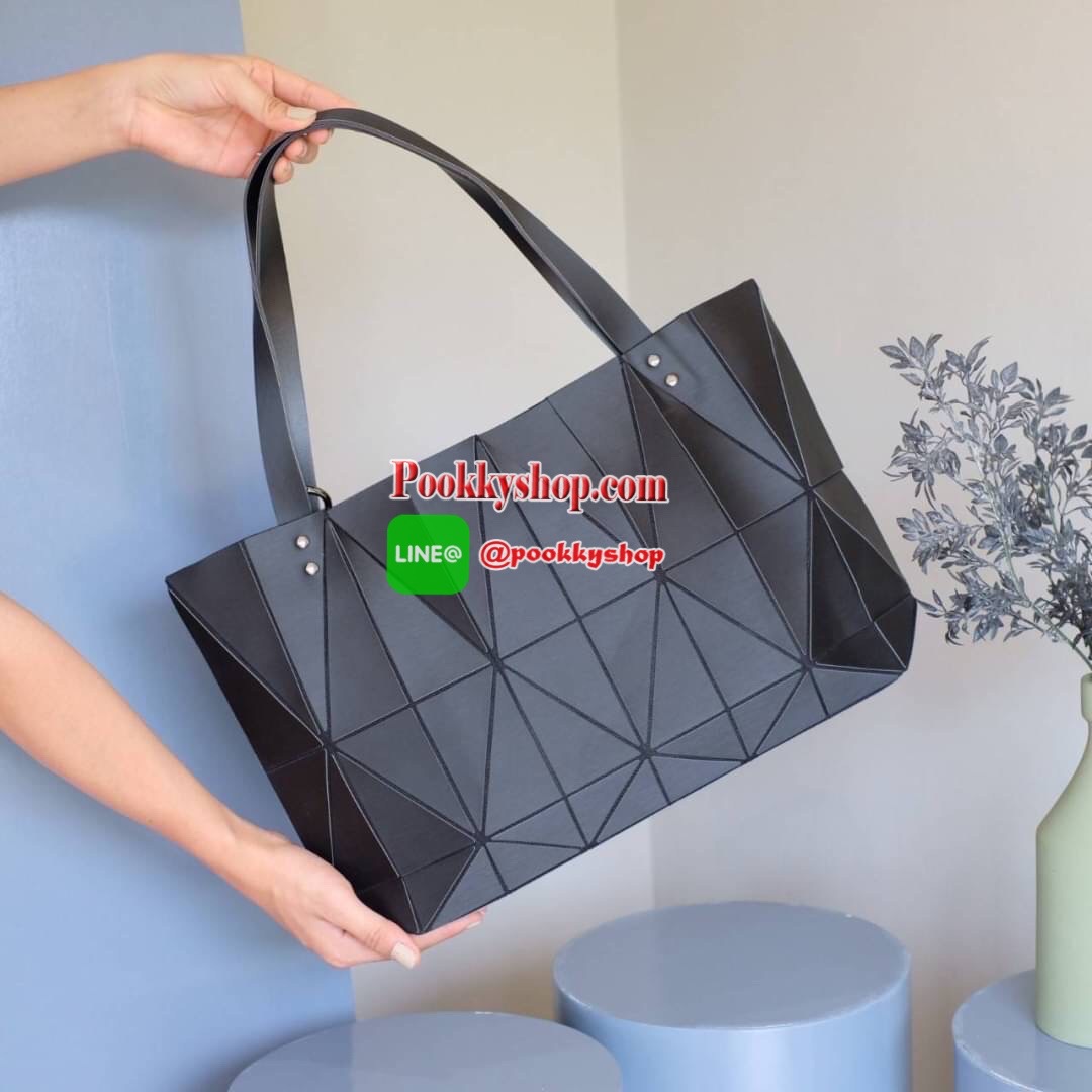 ห้ามพลาดเลยค่า รุ่นขายดี ได้สีใหม่มาเพิ่มสวยอีกแล้ว ทรงสุดฮิตจากแบรนด์ David Jones ใบนี้ มาพร้อมกับน้องหมี สีเข้า set กับกระเป๋าคะ กระเป๋า ทรง Tote ตัวกระเป๋าเย็บติด ด้วยแผ่นอคิลิค สุดหรู ดีไซน์เกร๋ จุดเด่นที่ น้ำหนักเบา สามารถ ถือ หรือ สะพายไหล่ได้คะ ใบใ