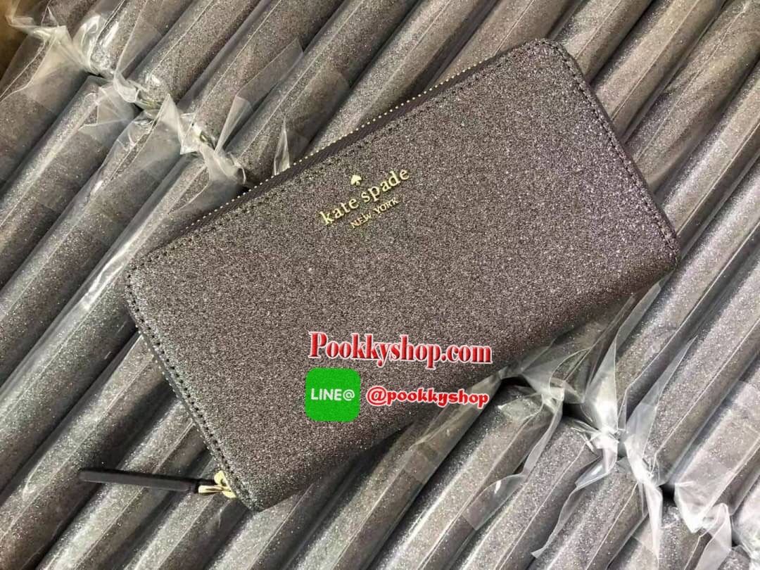 KATE SPADE JOELEY LONG WALLET กระเป๋าสตางค์ใบยาวรุ่นใหม่ล่าสุดหนัง Saffiano สไตล์ PRADA สวยน่าใช้ตัวเนื้อกระเป๋าตกแต่งด้วยกลิทเตอร์ทั้งใบ สวยหรู ภายในมีช่องซิป1ช่อง และช่องใส่บัตรหลายช่อง ใส่เหรียญ บัตรได้เยอะ ตัวจริงสวยน่าใช้มากค่ะ