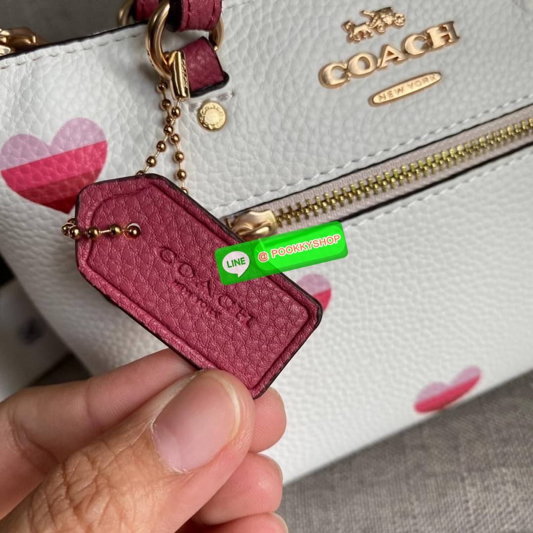 Coach Mini Gallery Crossbody With Stripe Heart Print (coach ca793) กระเป๋าสะพายข้าง เทรนรุ่นเล็กมาแรงวัสดุหนังแท้ทั้งใบ เปิดปิดด้วยซิป มีช่องใส่บัตรเครดิต 2 ช่อง ซับในผ้า สายสะพายถอดได้ สามารถสะพายข้างหรือสะพายไหล่ได้