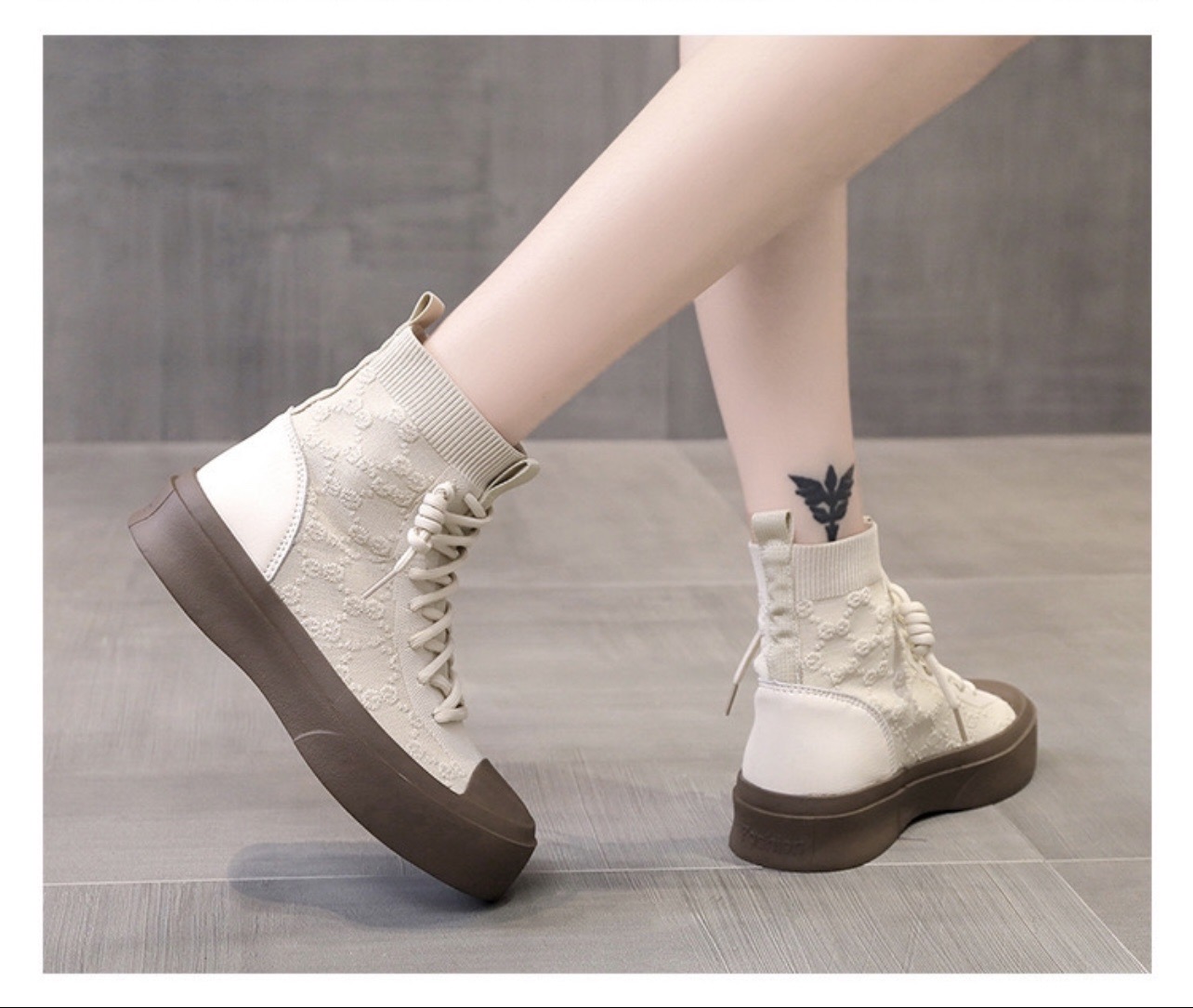 พร้อมส่ง 2022 แบบใหม่ล่าสุด รองเท้าบู๊ทหุ้มข้อ ผ้าทอยืดหยุ่น กระชับตามหน้าเท้า ผ้าดีมากทอลายสีครีม พื้นรองเท้าวัสดุเป็นยางหนา ส้นสูง 1 นิ้ว ใส่สบายมากคะ