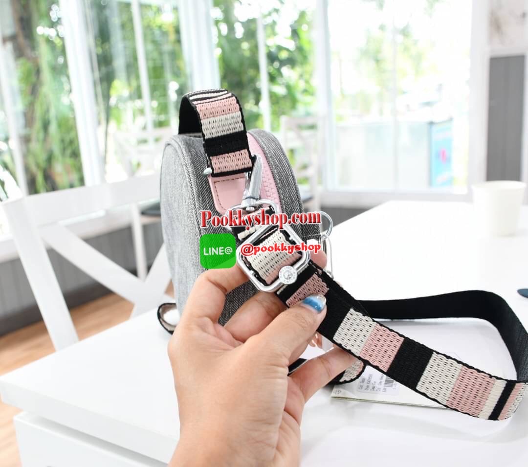 Kipling mini crossbody bag กระเป๋าสะพายข้างสไตล์น่ารักๆ ทรงกลม อยู่ทรง หูกระเป๋าและสายสะพายแมทซ์กัน ถอดสายได้ มีพวงกุญแจลิงแบบ Rubber เปิด-ปิดด้วยซิป ด้านในมีช่องเล็ก 1 ช่อง ใบนี้คุณนู๋สุดๆ ได้ไปไม่ผิดหวังแน่นอนจ๊ะแม่