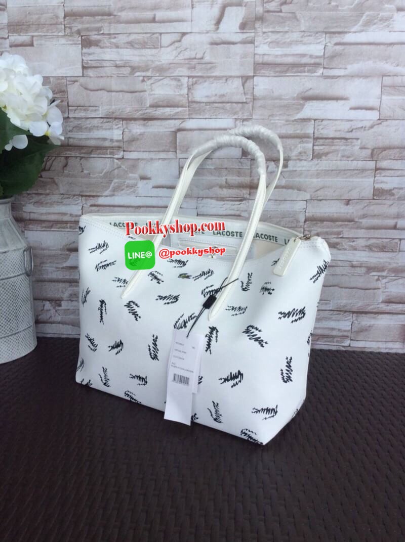 ลาคอส pu split cow leather bag รุ่นขายดีค่ะ!! กระเป๋าทรง shopping ลายกราฟฟิก ลายสดใส พร้อมส่งหลากสีรุ่นฮอตฮิตตลอดกาล แบบสวยคลาสสิค ใช้ได้ในทุกวัน ด้านหน้าประดับโลโก้จระเข้สัญลักษณ์แบรนด์ เปิดปิดกระเป๋าแบบซิป ที่จับหัวซิปปั้แบรนด์ ภายในกว้างใส่ของจุ มีช่