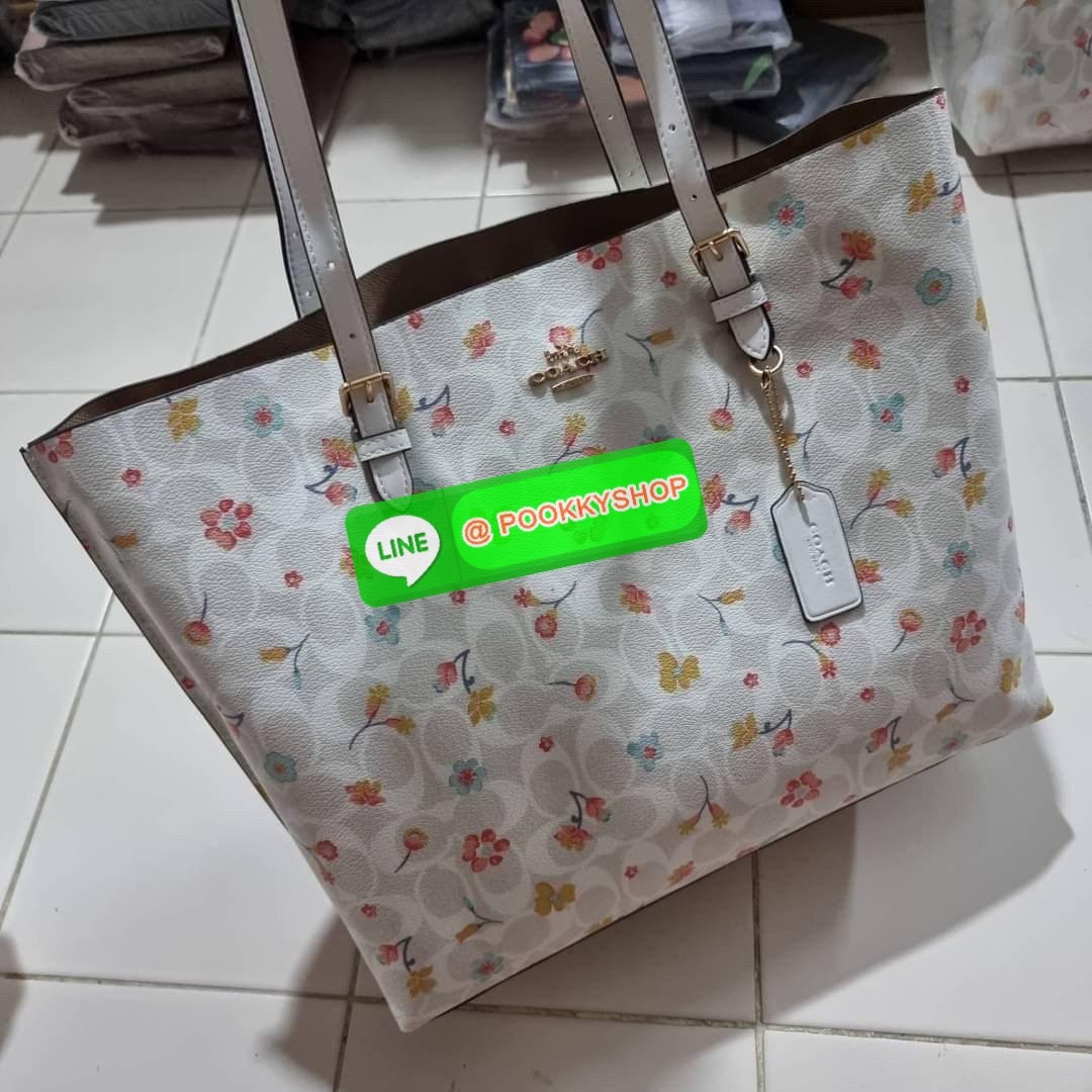 COACH C8612 MOLLIE TOTE IN SIGNATURE CANVAS WITH MYSTICAL FLORAL PRINT กระเป๋าทรงโท้ท ใบใหญ่จุใจ สวยคุ้มค่าดีไซน์ใหม่ น่าใช้ที่สุด วัสดุหนังแคนวาส หูสะพายในตัว ปรับได้อีกเล็กน้อย ภายในโล่งกว้างมาก มีช่องซิปแยกให้ ใบนี้สามารถใส่เสิ้อผ้าไปเที่ยวแบบ short va