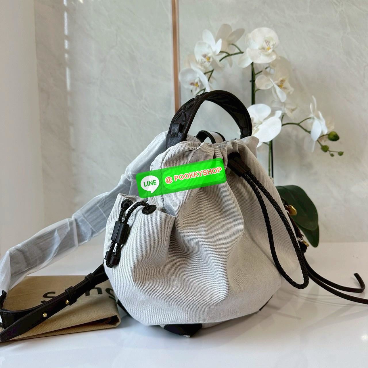 Songmont Series Backpack Female Small Capacity Songmont Drawstring Backpack กระเป๋าเป้สายรูดทรงชิคที่กำลังเป็นกระแสฮิตสุด ๆ เพราะดีไซน์เรียบเก๋ ใช้งานง่าย และแมทช์ได้หลายสไตล์ ดีไซน์ unisex ใช้ได้ทั้งผู้หญิงและผู้ชาย ดีไซน์: ทรงถุงสายรูด (Drawstring) ดูมิ