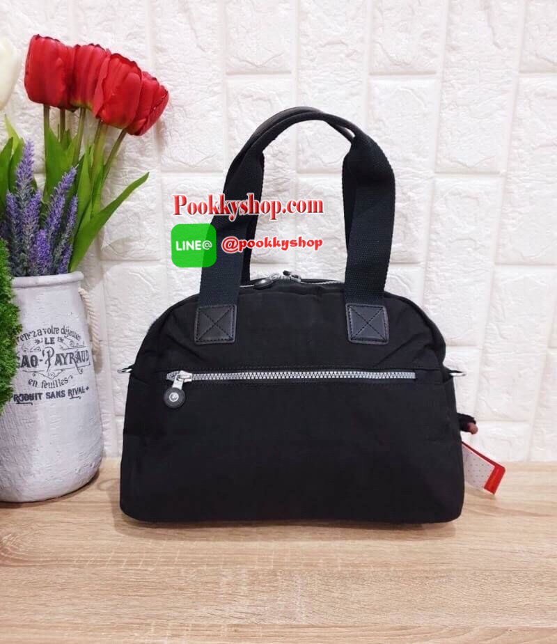 Kipling Women’s Defea Top-Handle Bag กระเป๋าถือหรือสะพายทรงตั้งสวย มีช่องใส่ของแยกเป็นสัดส่วนทั้งด้านในและนอก มีสายสะพายถอดและปรับความยาวได้ฟรีไซส์ มาพร้อมพวงกุญแจลิง น่าใช้คุ้มค่ามากๆจ้า