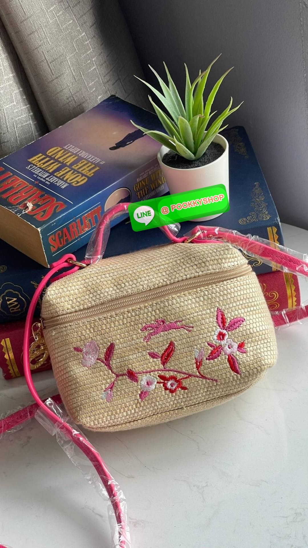 💕 Longchamp vanity xs le panier กระเป๋าสะพายข้างที่ดูเป็นผู้หญิงและไม่คาดฝันใบนี้เป็นเครื่องประดับที่สมบูรณ์แบบในชีวิตประจำวัน มีหูหิ้วและสายสะพาย สามารถถือด้วยมือ สะพายไหล่ หรือสะพายข้างลำตัว Le Pliage เฉลิมฉลองการมาถึงของฤดูร้อนด้วยผ้าใบเอฟเฟกต์