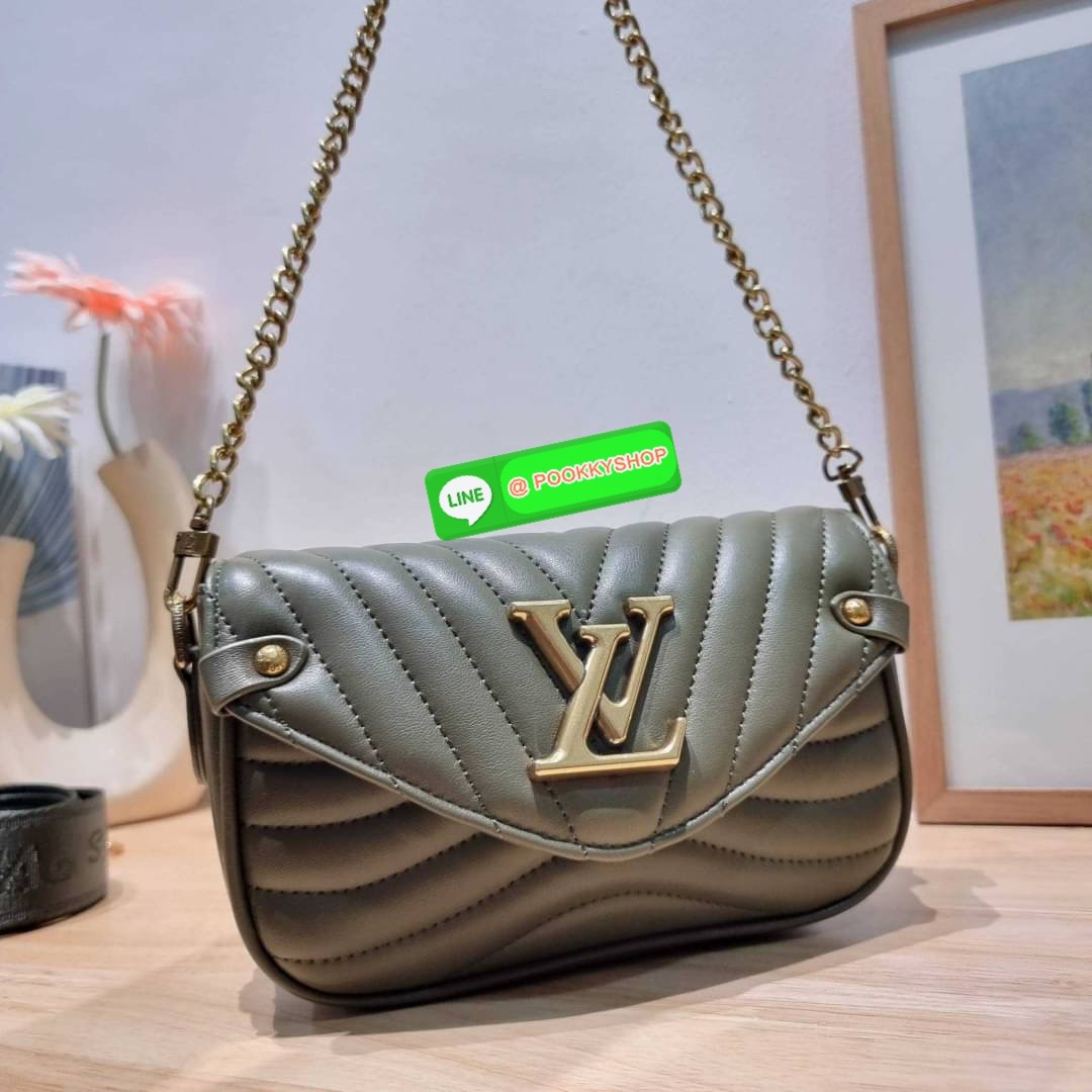 🔆 Model LV new wave pochette multi bag 🔆 Details กระเป๋าสะพายมัลติฟังก์ชั่น พรีเมี่ยมกิ๊ฟสุดหรู คุ้มจาก dutyfree มาพร้อม box set รับรองว่าดีงาม ลูกเล่นคลาสสิคผสานความวินเทจ มีสายสะพายให้ 2 เส้น และกระเป๋าใบลูก เล็กน่ารัก ภายในเป็นช่องโล่ง