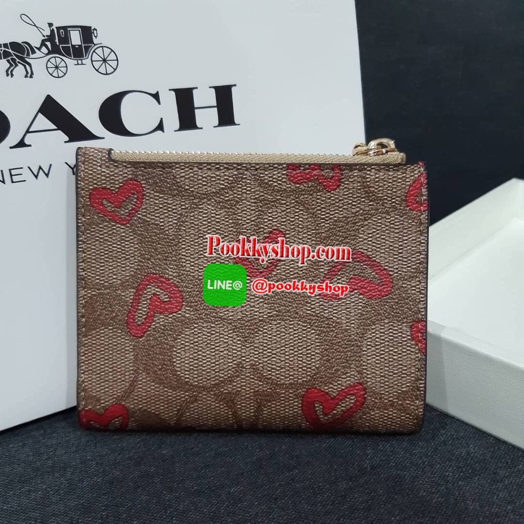 COACH 91058 SNAP CARD CASE WITH CRAYON HEARTS PRINT กระเป๋าสตางค์เก็บบัตร ลายปริ้นท์หัวใจเพ้นท์ ♥️ น่ารักน่าใช้ วัสดุหนังแคนวาสเคลือบ เปิด-ปิดด้วยกระดุม ภายในมีช่องใส่บัตร และใส่ธนบัตรได้ พร้อมช่องซิปแยกใส่เหรียญได้อีก พกพาง่าย สะดวก ไม่กินพื้นที่ก
