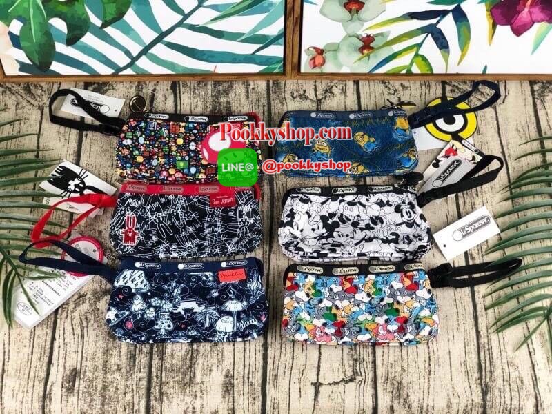 NEW!! LESPORTSAC MINI WRISTLET BAG กระเป๋าคล้องมือใบน่ารัก วัสดุโพลีเอสเตอร์กันละอองน้ำได้ มีลวดลายให้เลือกเยอะมากถึง 19 ลายเลยค่ะ รุ่นนี้ตรงสายคล้องมือจะมีตัวล็อกเปิดปิดได้ ตัวกระเป๋าแบ่งเป็น 3 ช่อง เปิดปิดด้วยซิป ใส่ iPhone plus ได้พอดีเด๊ะเลยค๊า น้ำหนั