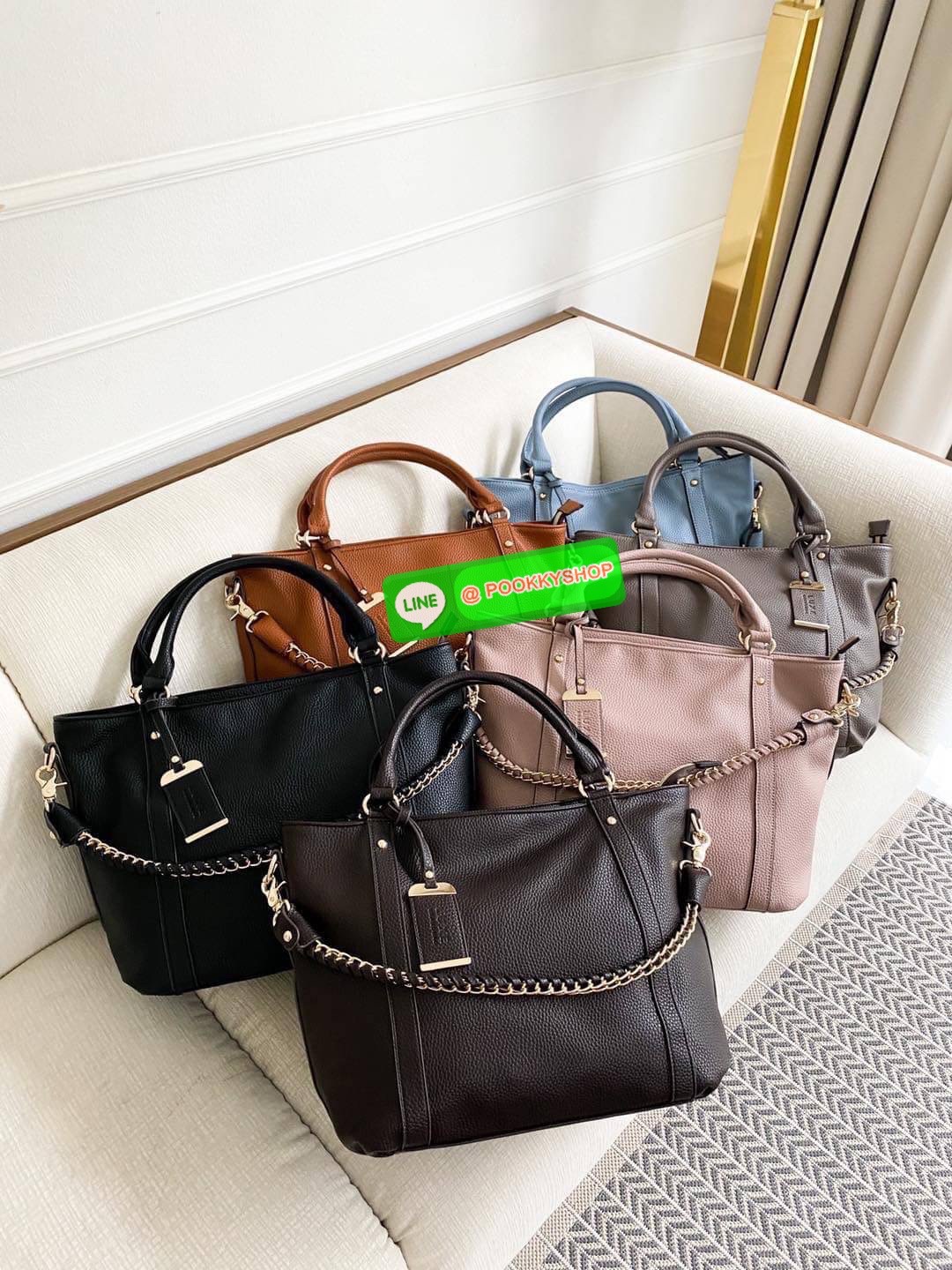 LUXE กระเป๋าเอนกประสงค์ สะพายได้ 3 แบบ เอาไปทำงานเหมาะมากๆ เพราะใส่ เอสี่ ได้ รุ่น Renaise (เรเนส) ใบใหญ่ แต่เบา! เริ่ดมากๆ สายสะพาย 2 เส้น สะพายได้ถึง 3 แบบ ลุคไหนก็เอาอยู่