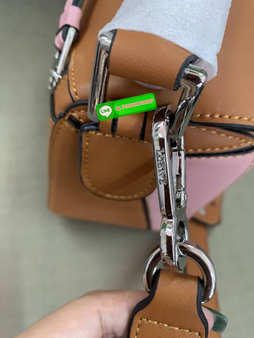 NEW IN! LOEWE CROSSBODY BAG VIP GIFT WITH PURCHASE (GWP) กระเป๋าถือหรือสะพาย Limited Edition จาก LOEWE PERFUME DUTYFREE COUNTER วัสดุ Leather Calfski หนังแท้ (หนังวัว) งานสวยตั้งอยู่ทรง สีสันสดใสทูโน ขนาดกำลังดี น้ำหนักเบา อะไหล่เงิน