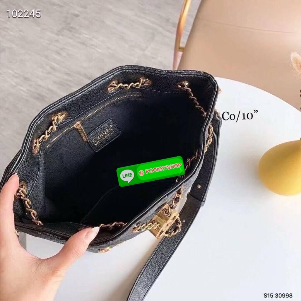 CHANEL Bucket Bag กระเป๋าสะพายทรงบัคเก็ตรุ่นลิมิเต็ด มี 2 แบบให้เลือก หนังเย็บลายตารางและลายริ้ว ตกแต่งโลโก้แบรนด์สวยหรูโดดเด่น ภายในโล่งกว้าง จุของได้เยอะ มาพร้อมสายคล้องไหล่ และสายสะพาย crossbody คุ้มค่ามากๆ ใบนี้งานจริงคือสวย สะพายไปคาเฟ่ชิคๆ ถ่ายรูปสว
