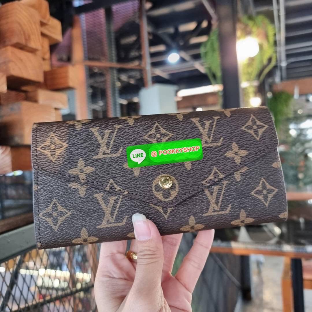 Hot item!! LV long flap wallet with gwp กระเป๋าสตางค์พรีเมี่ยมกิ๊ฟ เป็นไอเท็มสุดฮิต แบบฝาพับ ใช้งานสะดวกขึ้นกว่าเดิม รุ่น unisex ที่จะหนุ่มๆสาวๆ ก็ใช้ได้หมด!! ใบยาวขนาดกำลังเหมาะมือ ถือแล้วขับผิวทุกสี วัสดุหนังแคนวาส ทนทาน เปิด-ปิดด้วยกระดุม ภายในมีช่องใส