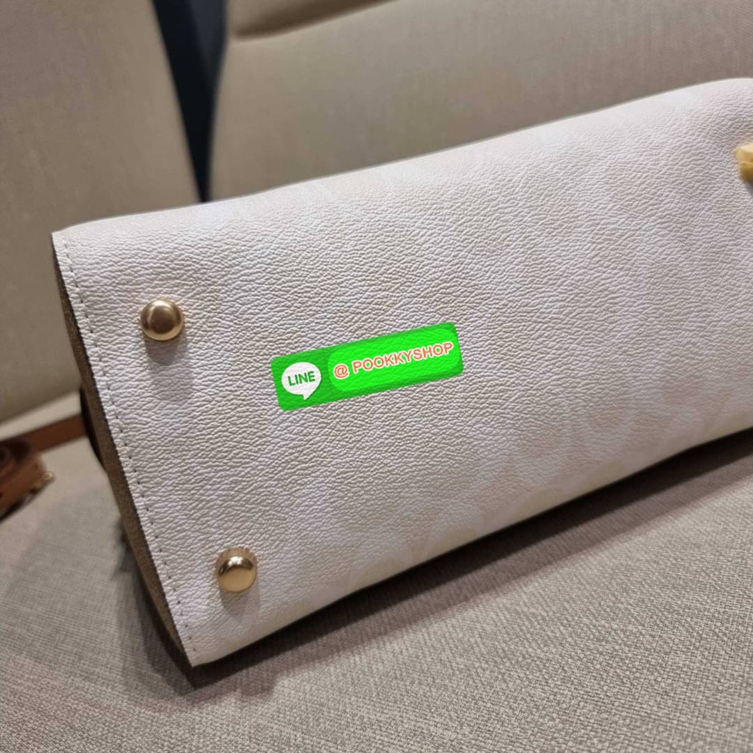 COACH CA149 ROWAN SATCHEL IN BLOCKED SIGNATURE CANVAS สีเข้าใหม่ตัวท็อปอีกหนึ่งรุ่น กับกระเป๋าทรงหมอน ดีไซน์คัลเลอร์บล็อค โทนสีตัดกันอย่างลงตัว ใช้งานง่าย ตอบโจทย์ทุกลุค ทุกสไตล์ มาพร้อมหูจับในตัว และสายครอสบอดี้ วัสดุหนังแคนวาสสลับหนังแท้ มีซิปด้านหน้า แ