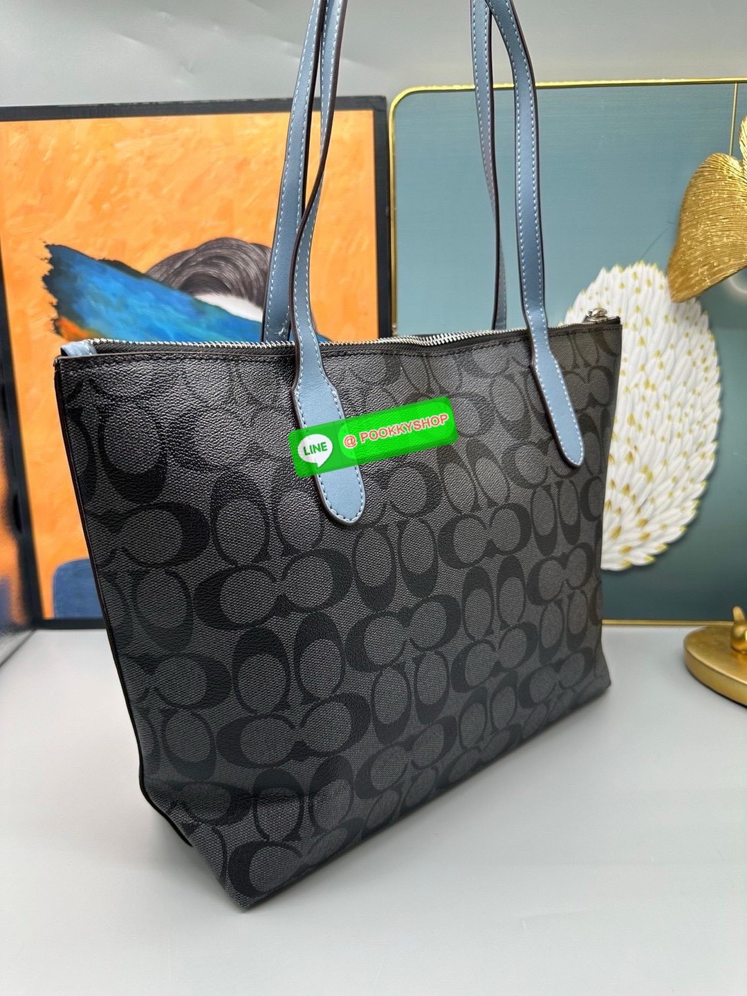 COACH CN626 – City Tote With Horse & Carriage Logo • กระเป๋าทรง Tote รุ่นยอดนิยม จุของได้เยอะ ใช้งานง่าย • วัสดุ Signature Coated Canvas • ด้านหน้าพิมพ์โลโก้ Horse & Carriage ขนาดใหญ่ สีสดใส เพิ่มลูกเล่นโดดเด่น